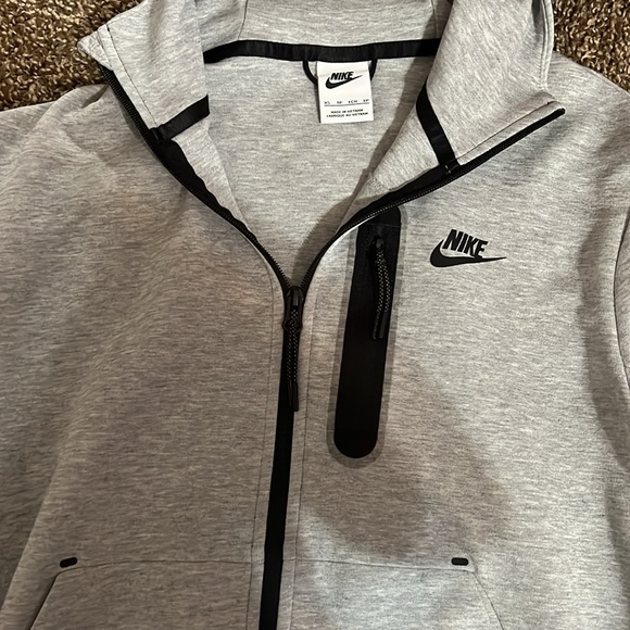 I am selling a women’s gray Nike jacket - Picture 3 of 4